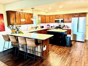 Kjøleskap, mikrobølgeovn, ovn og kokeplater