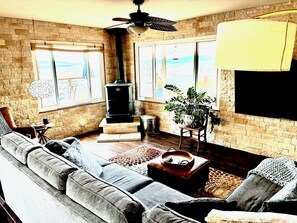 Smart-TV, peis, bøker og PC-skjermer