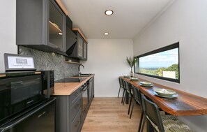 Een koelkast, een oven, een vaatwasser, een koffiezetapparaat/waterkoker