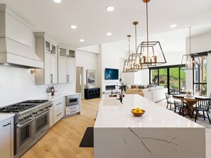 Fridge, microwave, oven, stovetop - Zenith - Pool & Spa - Games - Snowbird Heaven (Scottsdale)