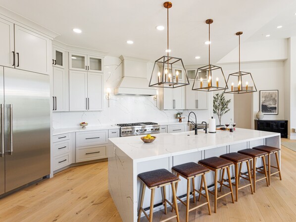 Fridge, microwave, oven, stovetop - Zenith - Pool & Spa - Games - Snowbird Heaven (Scottsdale)