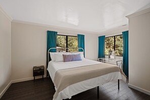 2 chambres, bureau, fer et planche à repasser, draps fournis