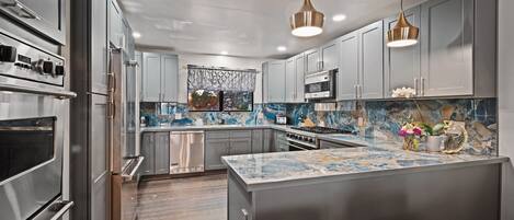 Køleskab, ovn, opvaskemaskine, kaffe-/temaskine