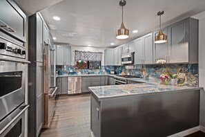 Réfrigérateur, four, lave-vaisselle, cafetière/bouilloire