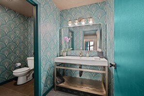 Hair dryer, towels - The Parlour House at the Fainting Couch (Cobb)