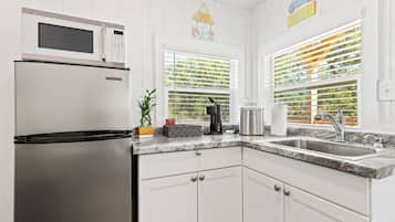 Refrigerador, microondas, cafetera y tetera y utensilios de cocina