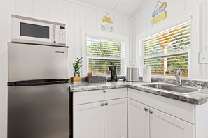 Fridge, microwave, coffee/tea maker, cookware/dishes/utensils - Cabin #2 Zen At The Palms 5 Star Adult Resort minutes from scalloping & fishing (Homosassa)