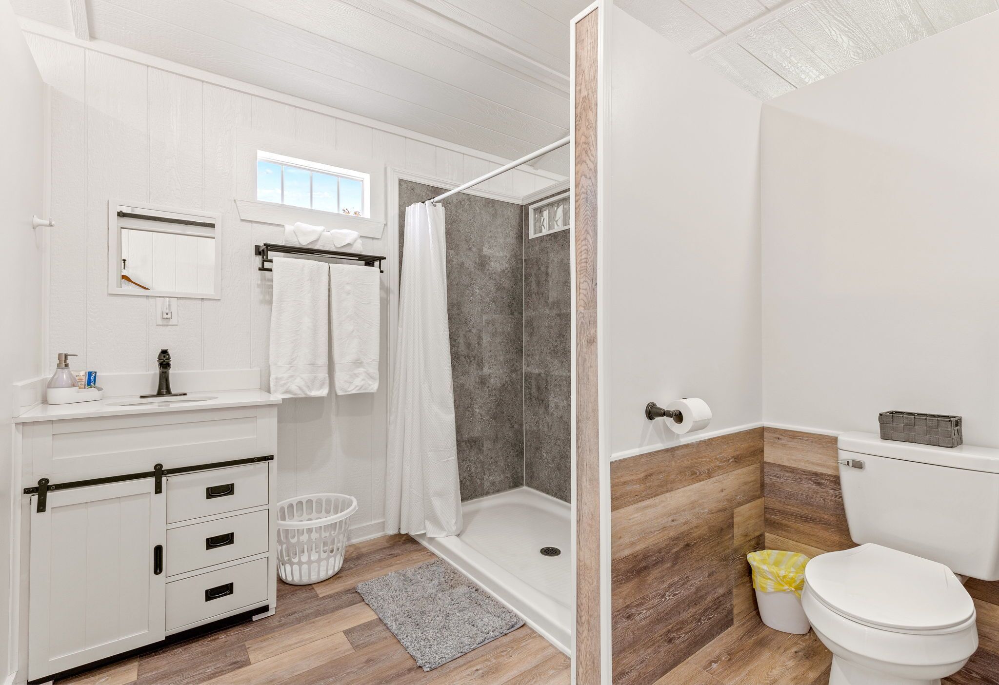 Douche, sèche-cheveux, serviettes fournies, savon