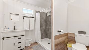 Douche, sèche-cheveux, serviettes fournies, savon