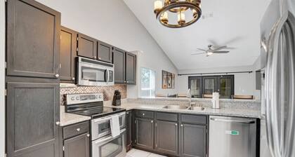 New! Sunroom Sanctuary | Hot Tub | Air Hockey