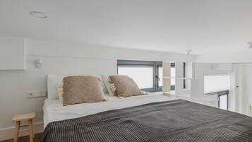 Een strijkplank/strijkijzer, wifi, beddengoed