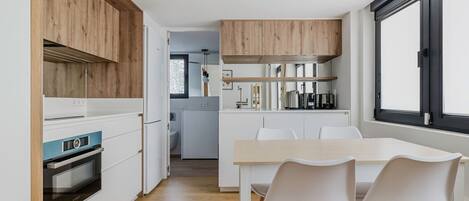 Frigorífico, microondas, horno y placa de cocina