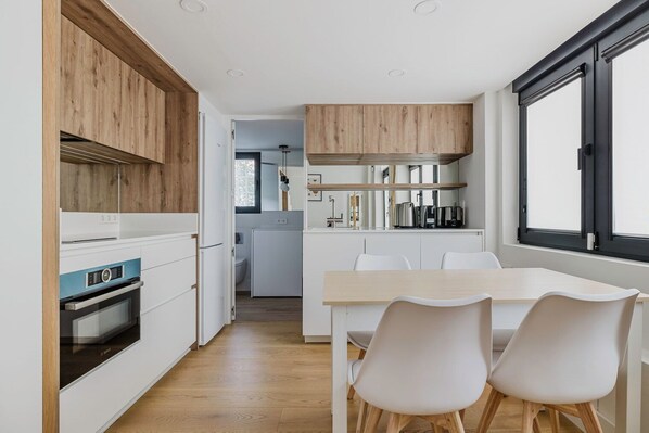 Réfrigérateur, micro-ondes, four, plaque de cuisson