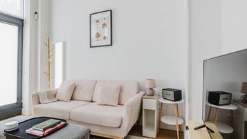 Een televisie en een stereo