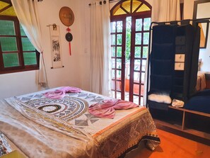 2 bedrooms, free WiFi, bed sheets - Summer - Breath-taking view Seafront Beach Cottage - King Bed - Nature & Sea (Daniela Florianópolis)