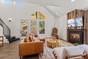 Smart TV, fireplace - Walk to Main Street with Hot Tub, Fire pit & BBQ! (Park City)