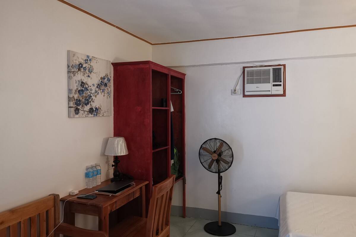 Habitación cuádruple Confort | Escritorio, espacio para trabajar con laptop y wifi gratis