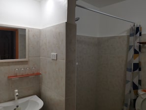 Comfort fyrbäddsrum | Badrum | Dusch, gratis toalettartiklar, tvål och schampo