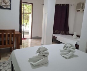 Desk, laptop workspace, free WiFi - ARANARA Hotel (Panglao)