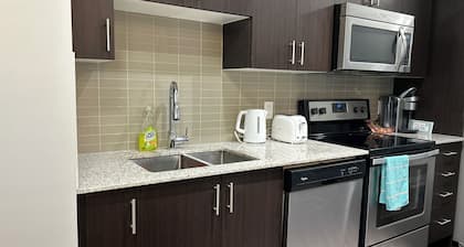 Bright Spacious Clean Condo Apartment in Markham- Walk to everything!