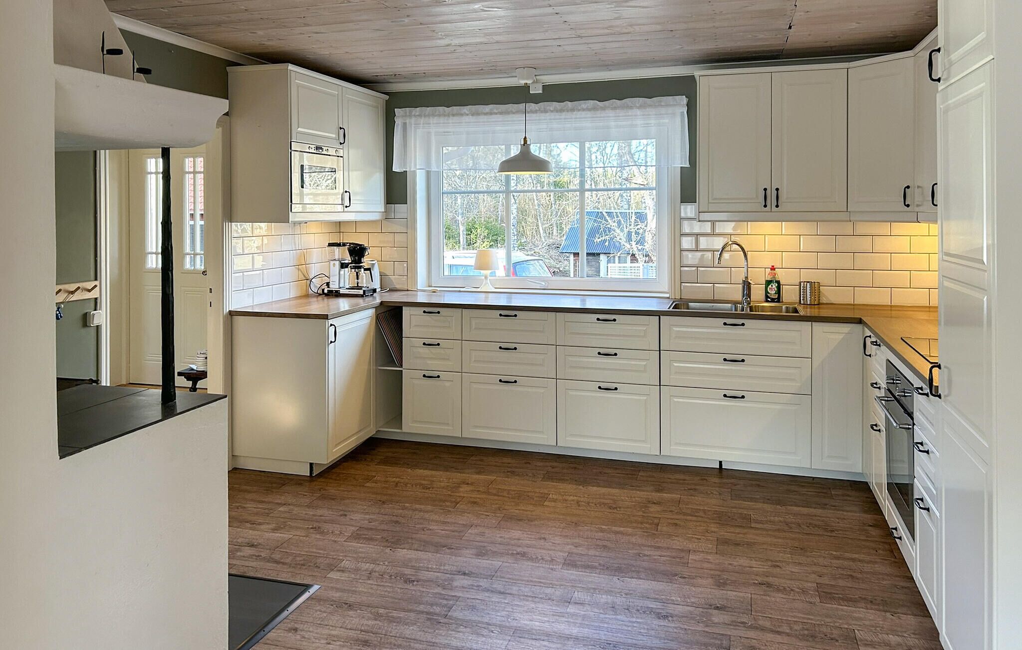 Jääkaappi, uuni, liesi, astianpesukone