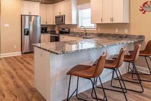 Fridge, microwave, oven, stovetop - Charming Coastal dream cottage 3-bedroom house in fantastic Fort Morgan (Gulf Shores)