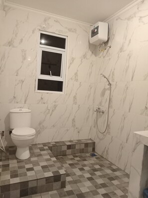 Haartrockner, Handtücher, Seife, Shampoo