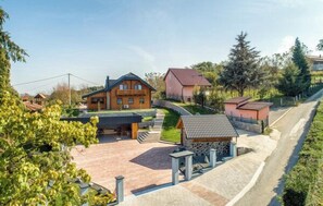 A modern house with a large garage, a stone structure, and a paved driveway. - Luxury villa in Ludbreg (Vinogradi Ludbreski)