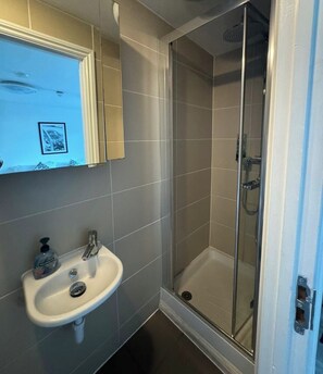 Douche, sèche-cheveux, serviettes fournies