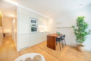 Refrigerador, microondas, horno y lavavajillas 