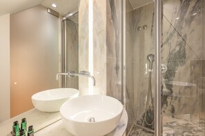 Dusche, Haartrockner, Handtücher, Seife