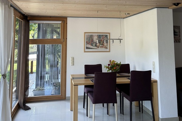 Ferienwohnung mit Terrasse-Essbereich im offenen Wintergarten mit direktem Zugang zur Terrasse