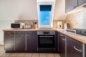 Een koelkast, een microgolfoven, een oven, een kookplaat