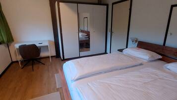 2 Schlafzimmer, BĂŒgeleisen/BĂŒgelbrett, kostenloses WLAN, BettwĂ€sche