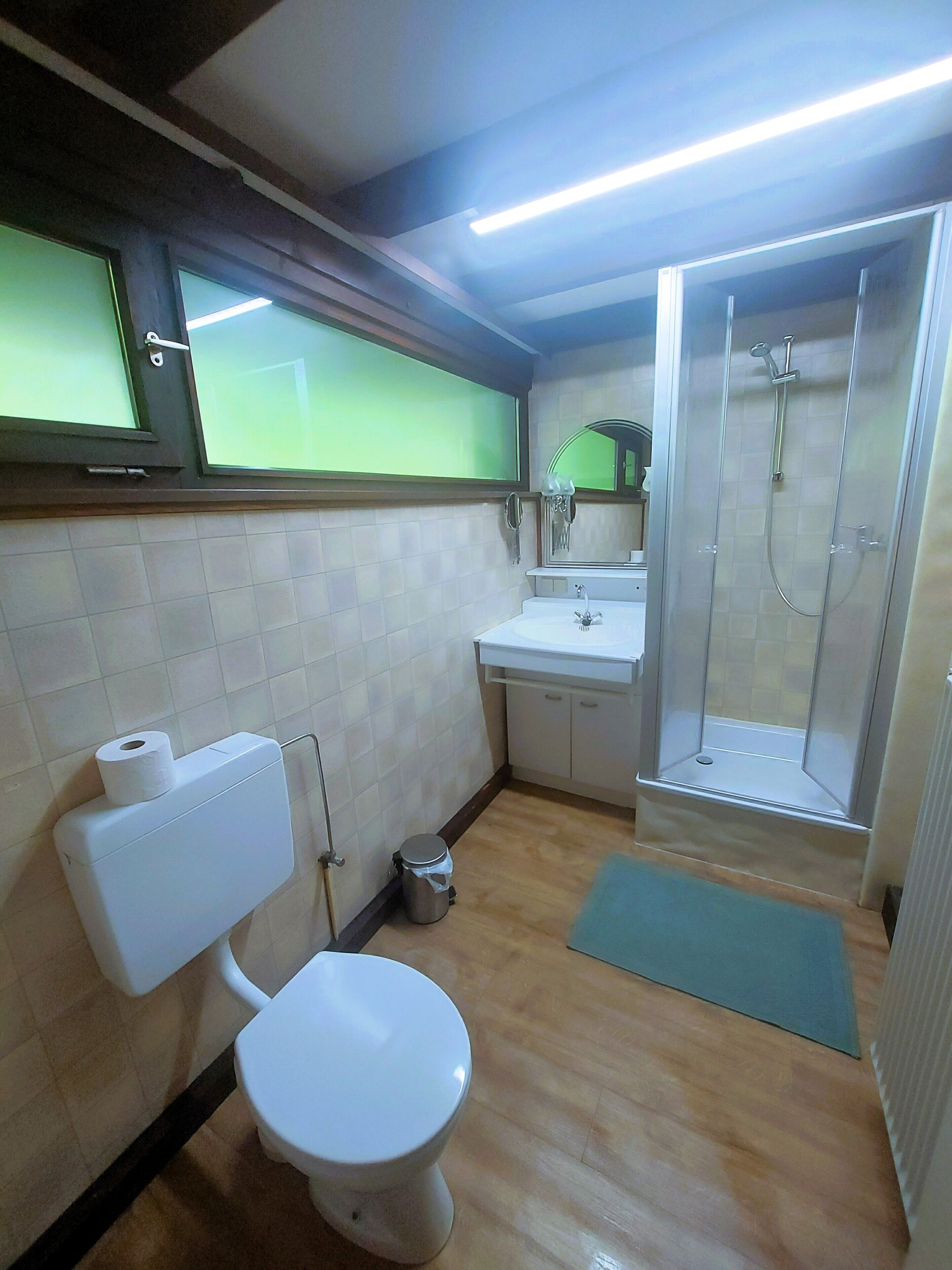 Chuveiro, produtos de toalete grátis, secador de cabelo 