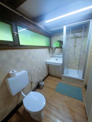 Bruser, gratis toiletartikler, hårtørrer, håndklæder