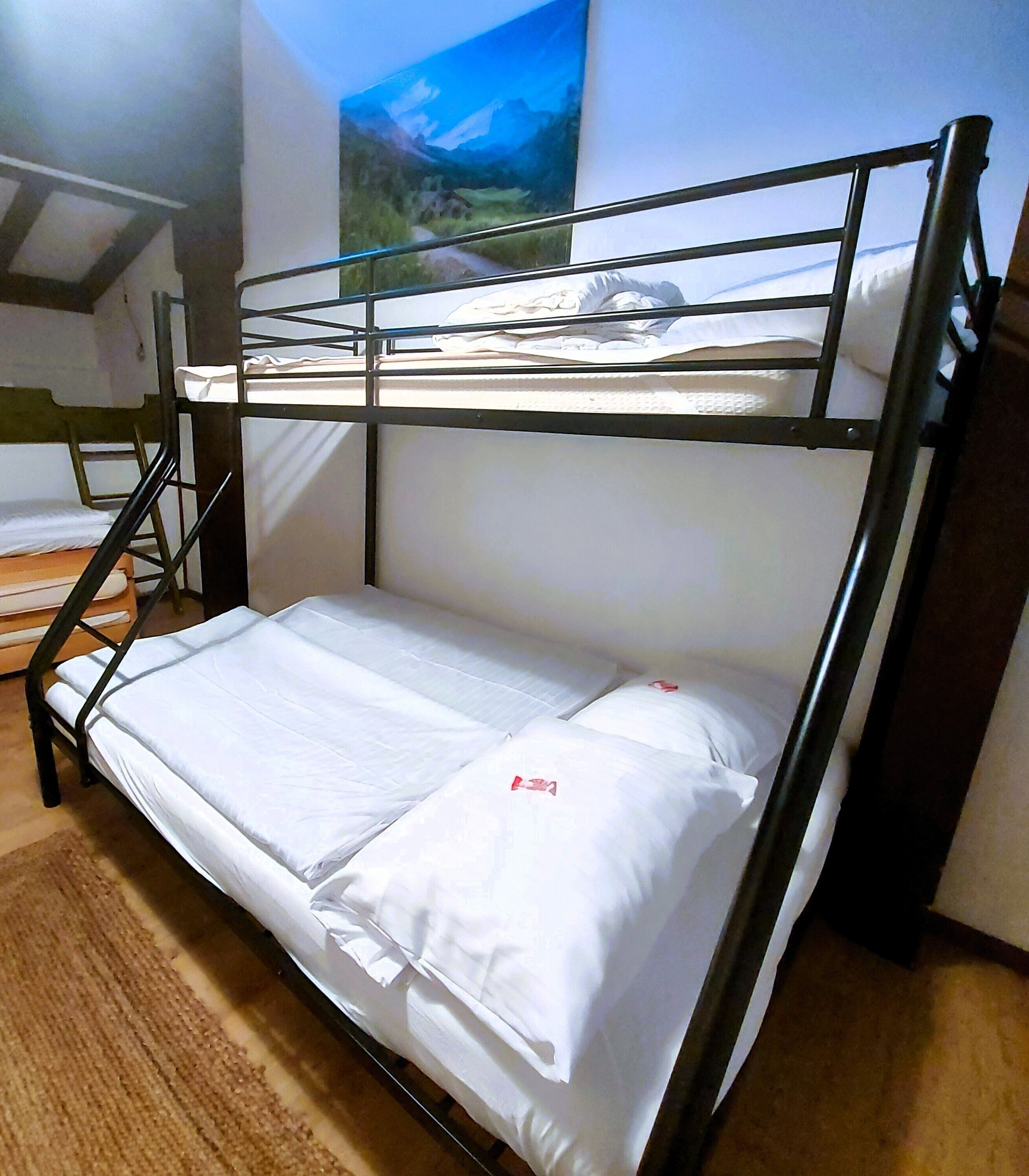 2 quartos, escrivaninha, ferros/tábuas de passar roupa