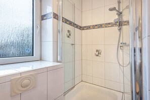 Shower, hair dryer, towels - Apartment 'Kastanie' with Balcony, Wi-Fi and Air Conditioning (Löhne)
