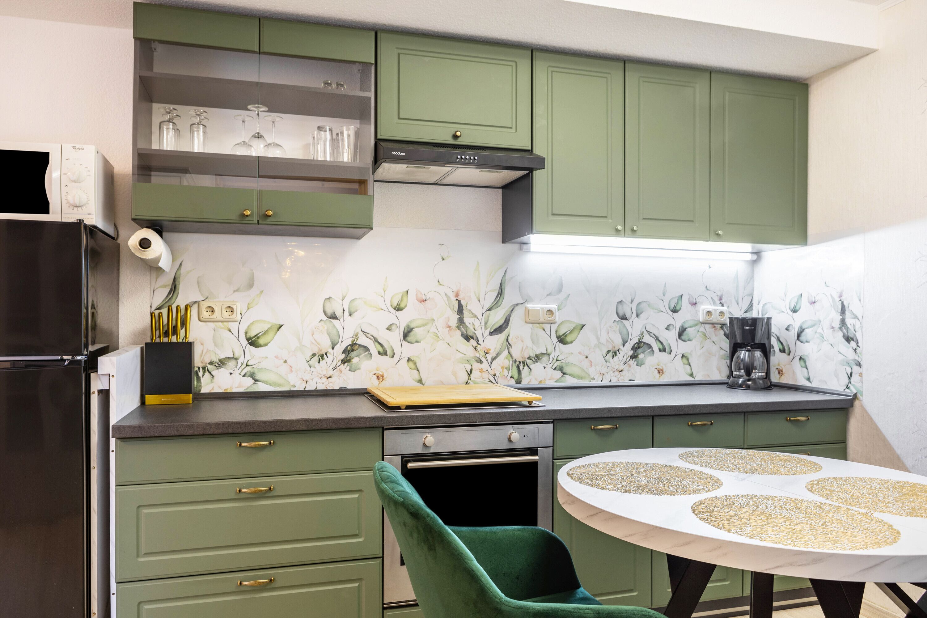 Kjøleskap, mikrobølgeovn, ovn og kokeplater