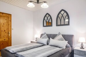 1 bedroom, iron/ironing board, free WiFi, bed sheets - Apartment 'Ferienwohnung Bernoth' with Shared Pool, Shared Garden and Wi-Fi (Erfurt)