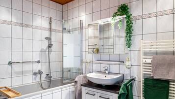 Een douche, een haardroger, handdoeken