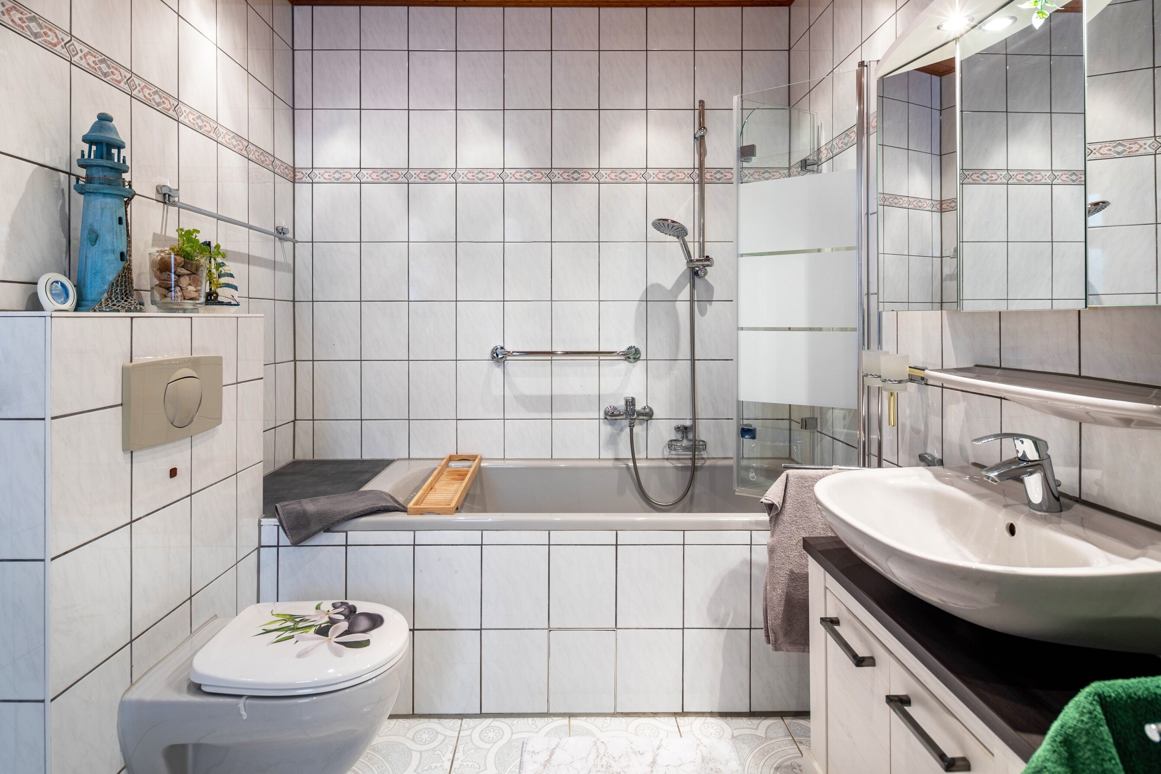 Ein Badezimmer mit Badewanne, Toilette und Waschbecken.