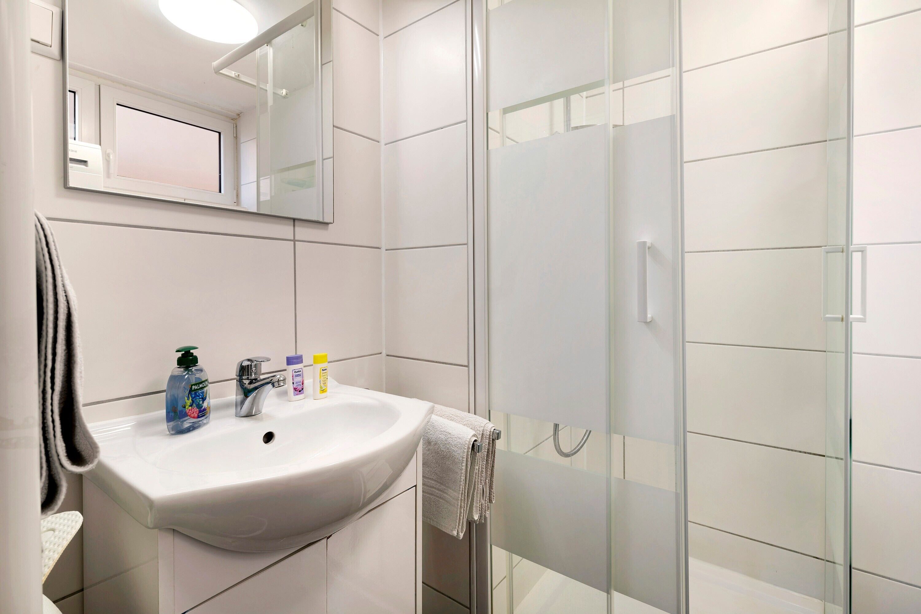 Douche, sèche-cheveux, serviettes fournies