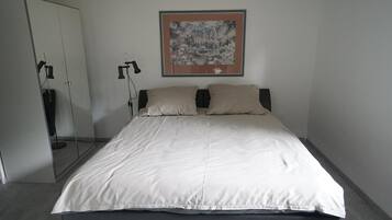 1 slaapkamer, een strijkplank/strijkijzer, gratis wifi, beddengoed