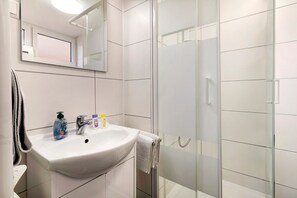 Ducha, secador de pelo y toallas