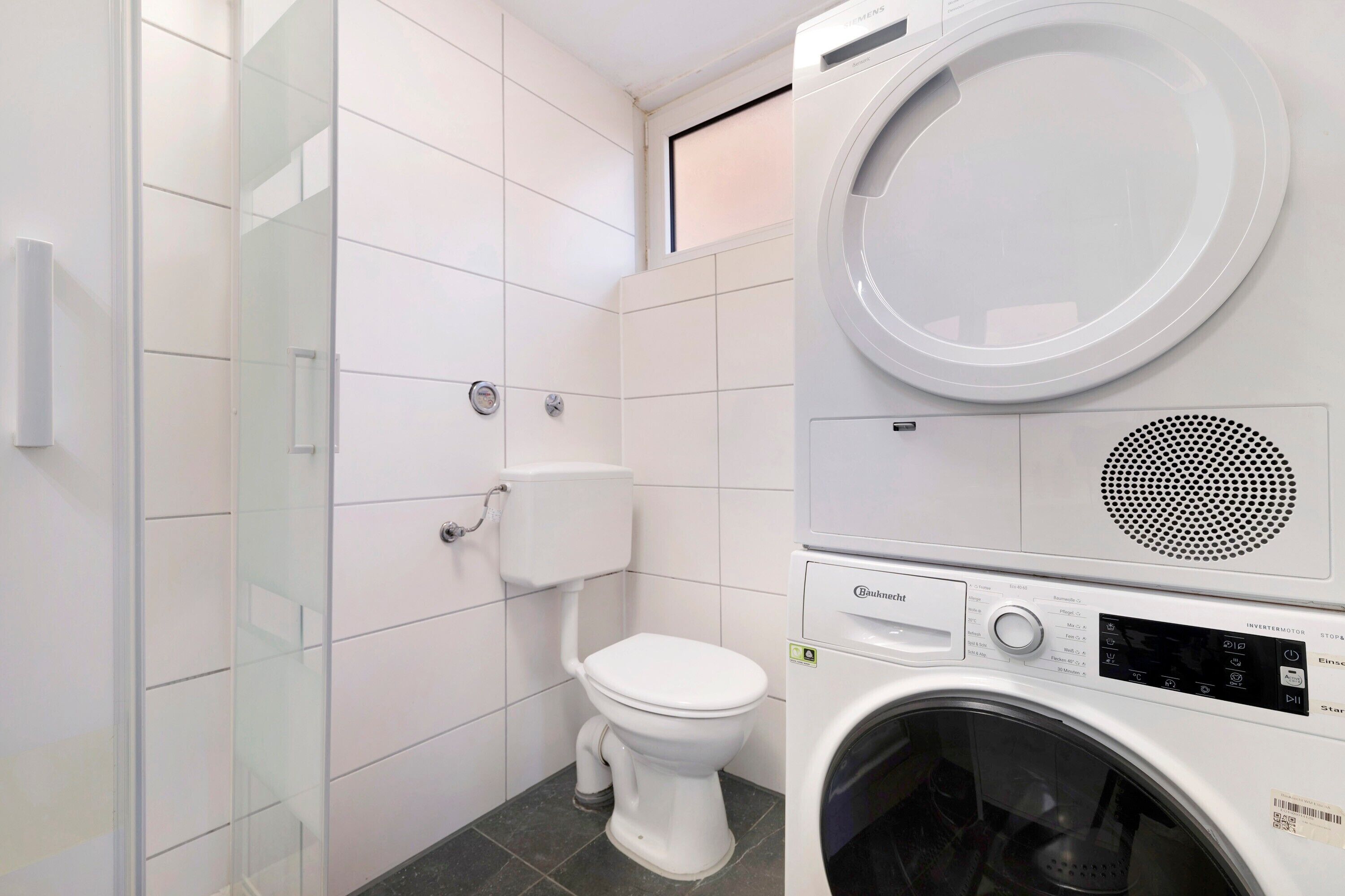 Douche, sèche-cheveux, serviettes fournies