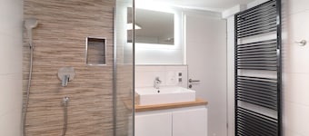 Apartment 'Wohnung Erdgeschoss' with Private Terrace and Wi-Fi