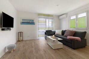 TV - Holiday Apartment Upper Floor with Private Garden, Wi-Fi and Air Conditioning (Friesenheim)