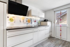 Fridge, oven, stovetop, dishwasher - Holiday Apartment Upper Floor with Private Garden, Wi-Fi and Air Conditioning (Friesenheim)