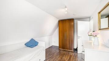 2 bedrooms, iron/ironing board, free WiFi, bed sheets